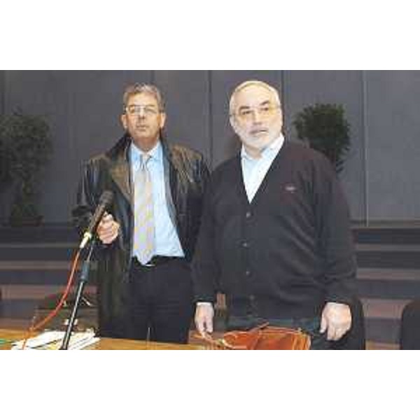 Roberto Antonaz (Assessore regionale Istruzione, Cultura, Sport e Pace) e Franco Bagnarol (Vicepresidente Comitato regionale Volontariato) all'Assemblea regionale delle Organizzazioni di Volontariato, a Gorizia. (Gorizia 06/12/03)