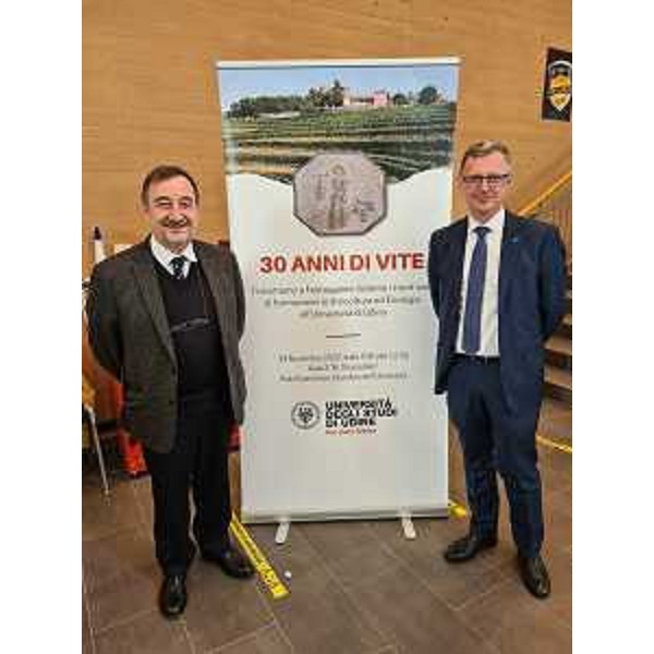 L'assessore regionalle Risorse agroalimentari Stefano Zannier (a destra nella foto) alla celebrazione dei 30 anni di formazione enologica all'Ateneo di Udine, insieme al professor Enrico Peterlunger - L'assessore regionalle Risorse agroalimentari Stefano Zannier (a destra nella foto) alla celebrazione dei 30 anni di formazione enologica all'Ateneo di Udine, insieme al professor Enrico Peterlunger