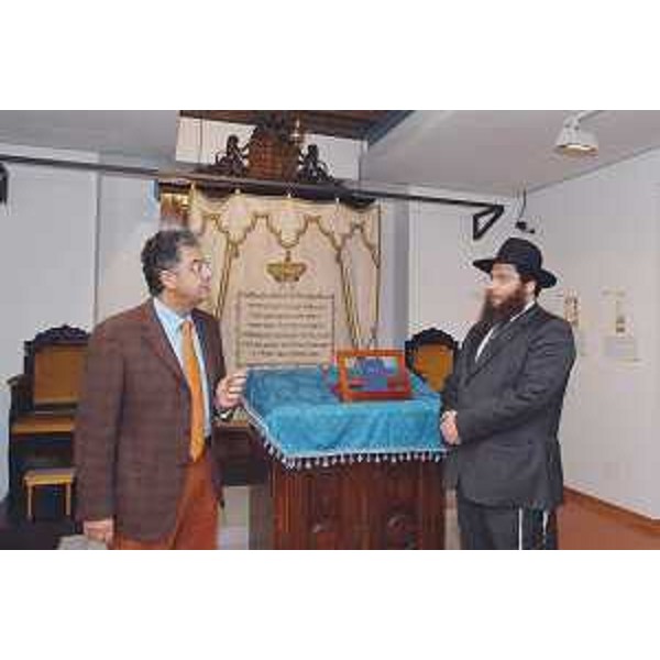 Roberto Antonaz (Assessore regionale Istruzione, Cultura, Sport e Pace) e Ariel Haddad (Rabbino Direttore Museo Comunità ebraica Trieste) nel Museo della Comunità ebraica di Trieste. (Trieste 21/10/03)