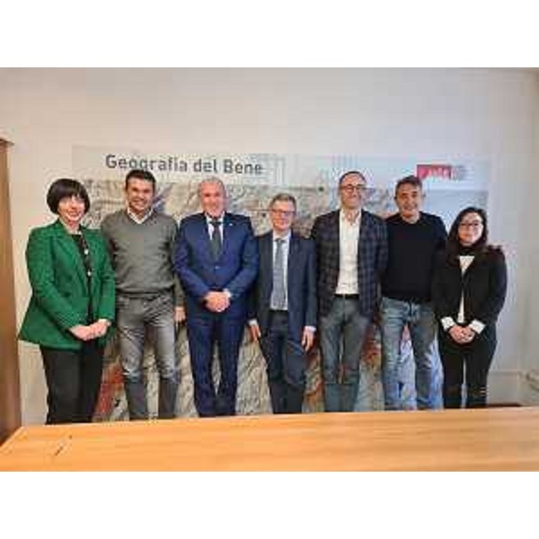 Il consiglio di amministrazione della Fondazione Dolomiti Unesco (al centro l'assessore Zannier). - Il consiglio di amministrazione della Fondazione Dolomiti Unesco (al centro l'assessore Zannier).