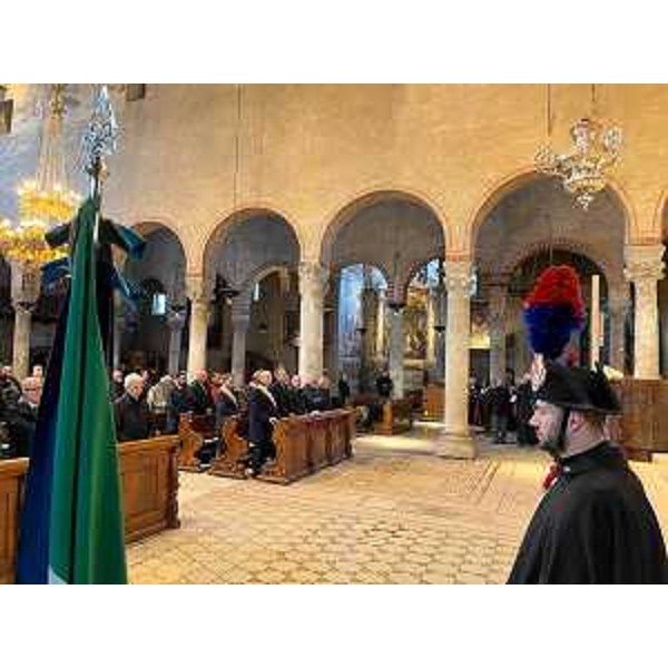 Un momento della santa messa celebrata da monsignor Crepaldi nella cattedrale di San Giusto di Trieste in occasione della Virgo Fidelis, patrona dellArma dei Carabinieri - Un momento della santa messa celebrata da monsignor Crepaldi nella cattedrale di San Giusto di Trieste in occasione della Virgo Fidelis, patrona dellArma dei Carabinieri