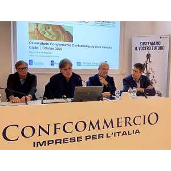 Un momento della conferenza stampa ospitata dalla sede di Trieste della Confcommercio - Un momento della conferenza stampa ospitata dalla sede di Trieste della Confcommercio 