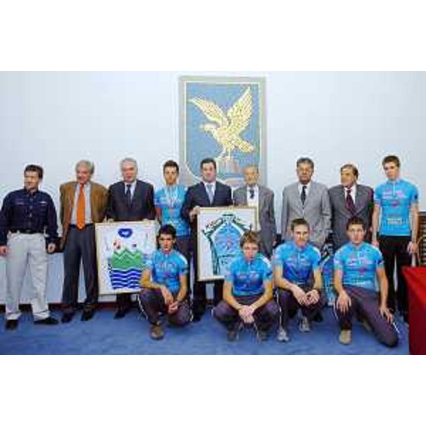 Franco Iacop (Assessore regionale Relazioni internazionali), Roberto Antonaz (Assessore regionale Sport) e Josef Susmelj (Console Slovenia a Trieste) festeggiano la squadra della Società ciclistica Rinascita Ormelle, nella sede della Regione a Trieste. (Trieste 12/10/04)