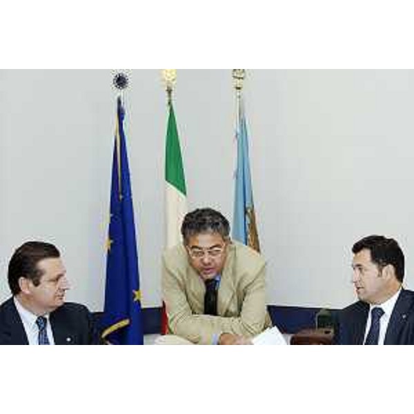 Enzo Marsilio (Assessore regionale Risorse agricole), Roberto Antonaz (Assessore regionale Cultura) e Franco Iacop (Assessore regionale Relazioni internazionali) nel corso dei lavori di Giunta, nella sede della Regione a Trieste. (Trieste 07/10/05)