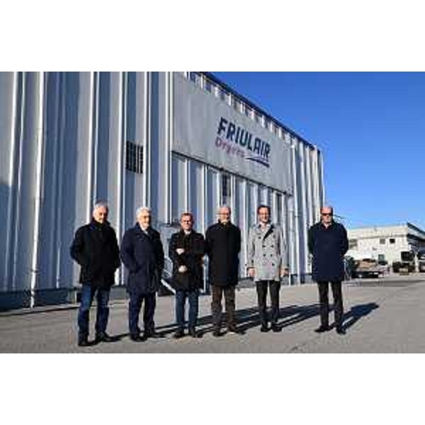 Il governatore Fedriga (secondo da destra) in visita alla Friulair di Cervignano - Il governatore Fedriga (secondo da destra) in visita alla Friulair di Cervignano