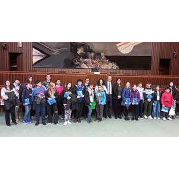 La foto di gruppo con il Consiglio comunale dei ragazzi di Trieste, il vicepresidente del Cr Fvg, Francesco Russo, e l'assessore triestina Nicole Matteoni - La foto di gruppo con il Consiglio comunale dei ragazzi di Trieste, il vicepresidente del Cr Fvg, Francesco Russo, e l'assessore triestina Nicole Matteoni