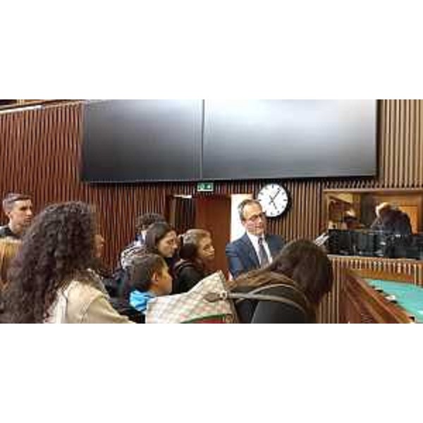 Il vicepresidente del Cr Fvg, Francesco Russo, mostra ai ragazzi alcune proposte di legge - Il vicepresidente del Cr Fvg, Francesco Russo, mostra ai ragazzi alcune proposte di legge