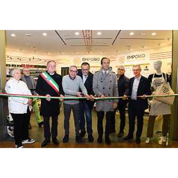Taglio del nastro al temporary store dei prodotti a marchio "Io sono Fvg" all'interno del centro commerciale Città fiera - Taglio del nastro al temporary store dei prodotti a marchio "Io sono Fvg" all'interno del centro commerciale Città fiera 