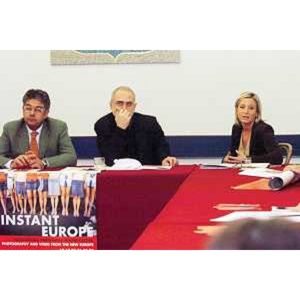 Roberto Antonaz (Assessore regionale Cultura), Francesco Bonami (Curatore "Instant Europe") e Sarah Cosulich Canarutto (Curatrice "Instant Europe) presentano "Instant Europe", nella sede della Regione a Trieste. (Trieste 07/12/04)