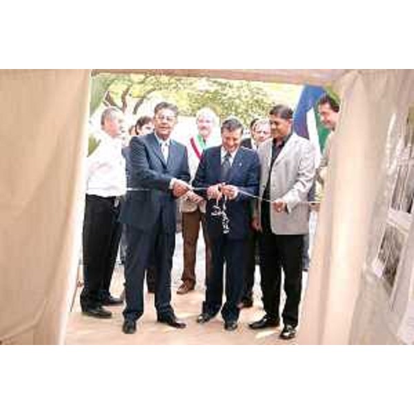 Roberto Antonaz (Assessore regionale Emigrazione), Narend Sing (Ministro Cultura Kuwazulu Nata) e Valerio Augusto Astrali (Ambasciatore Italia in Sud Africa) presso il Fogolar Furlan di Umkomaas in Sud Africa. (Umkomaas 21/03/04)