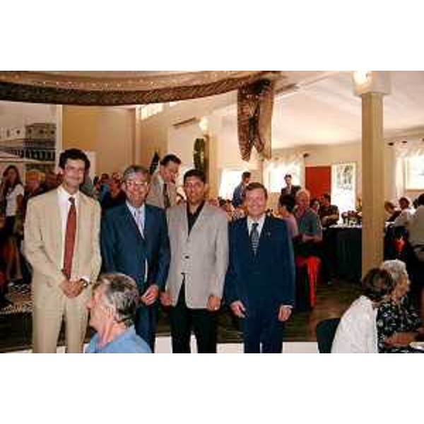 Roberto Antonaz (Assessore regionale Emigrazione), Narend Sing (Ministro Cultura Kuwazulu Nata), Valerio Augusto Astrali (Ambasciatore Italia in Sud Africa) e Alessandro Prunai (Console Italia a Durban) presso il Circolo italiano di Umkomaas in Sud Africa. (Umkomaas 21/03/04)