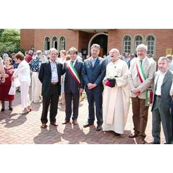 Roberto Antonaz (Assessore regionale Emigrazione), mons. Umberto Ceselin (Sacerdote Comunità Umkomaas), Pietro Del Frate (Sindaco San Giorgio di Nogaro) e Roberto Duz (Sindaco Torviscosa) presso il Fogolar Furlan di Umkomaas in Sud Africa. (Umkomaas 21/03/04)