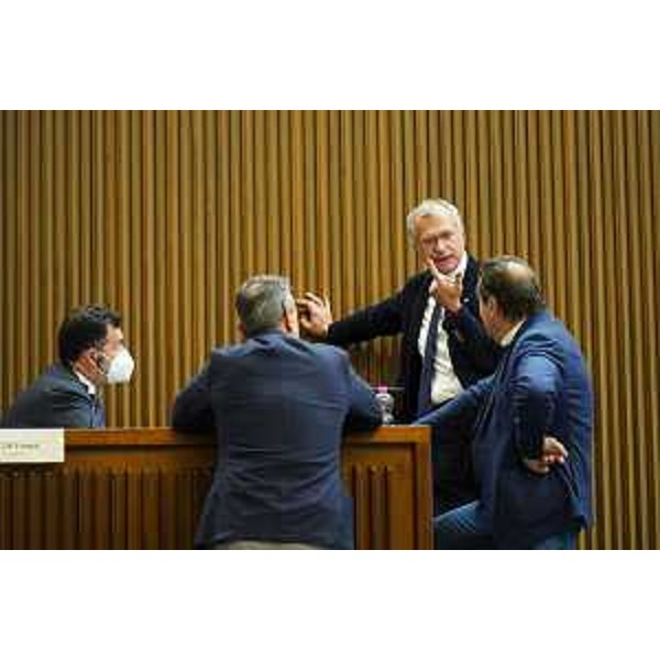 Il presidente del Cr Fvg, Piero Mauro Zanin, a colloquio con alcuni consiglieri - Il presidente del Cr Fvg, Piero Mauro Zanin, a colloquio con alcuni consiglieri