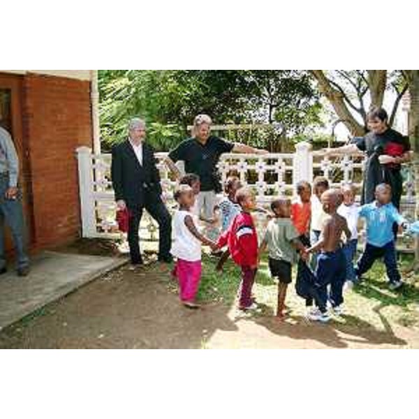 Roberto Antonaz (Assessore regionale Emigrazione) nel corso della visita in Sud Africa. (Durban 24/03/04)