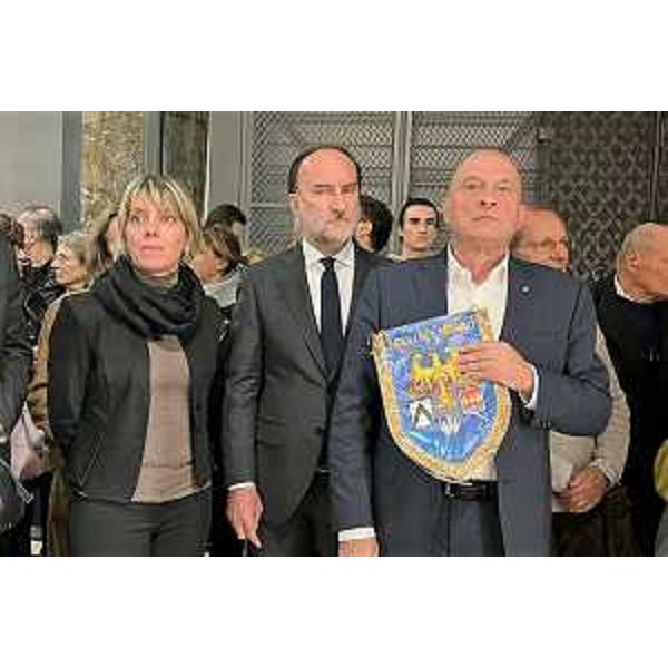 L'assessore regionale Barbara Zilli con il presidente dell'Ente Friuli Nel mondo Loris Basso (primo a destra) e il presidente della scuola mosaicisti del Friuli Stefano Lovison - L'assessore regionale Barbara Zilli con il presidente dell'Ente Friuli Nel mondo Loris Basso (primo a destra) e il presidente della scuola mosaicisti del Friuli Stefano Lovison