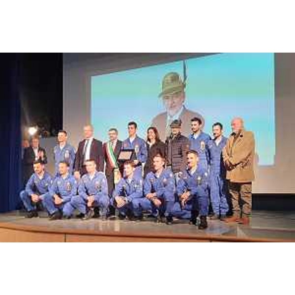 Il premio Paravan consegnato a Talmassons alle Frecce Tricolori. Sullo sfondo, una foto di Rinaldo Paravan con il cappello da alpino - Il premio Paravan consegnato a Talmassons alle Frecce Tricolori. Sullo sfondo, una foto di Rinaldo Paravan con il cappello da alpino