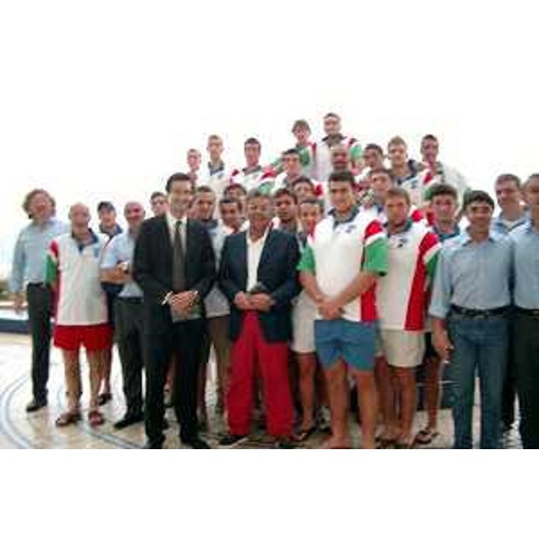 Roberto Antonaz (Assessore regionale Sport), insieme a Alessandro Prunas (Console Italia a Durban), incontra la squadra italiana di Rugby under 19 a Durban in Sud Africa. (Durban 25/03/04)