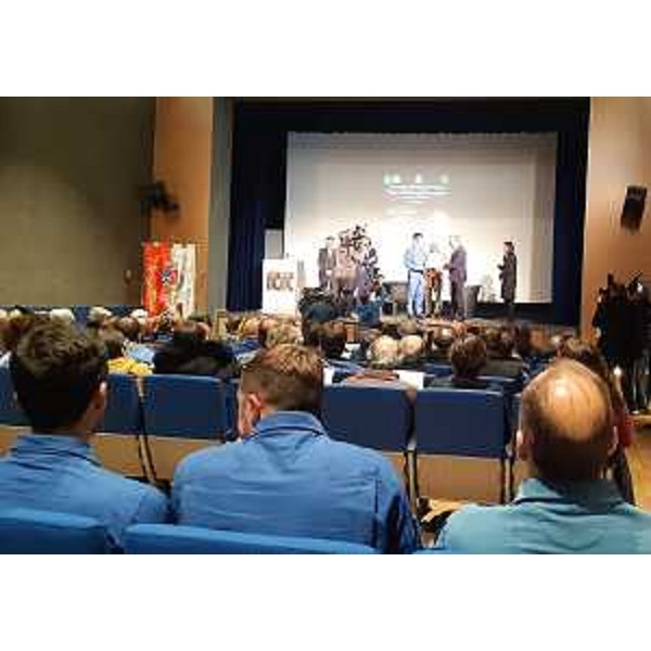 Il presidente Zanin consegna una targa del Consiglio regionale al comandante Vit - Il presidente Zanin consegna una targa del Consiglio regionale al comandante Vit