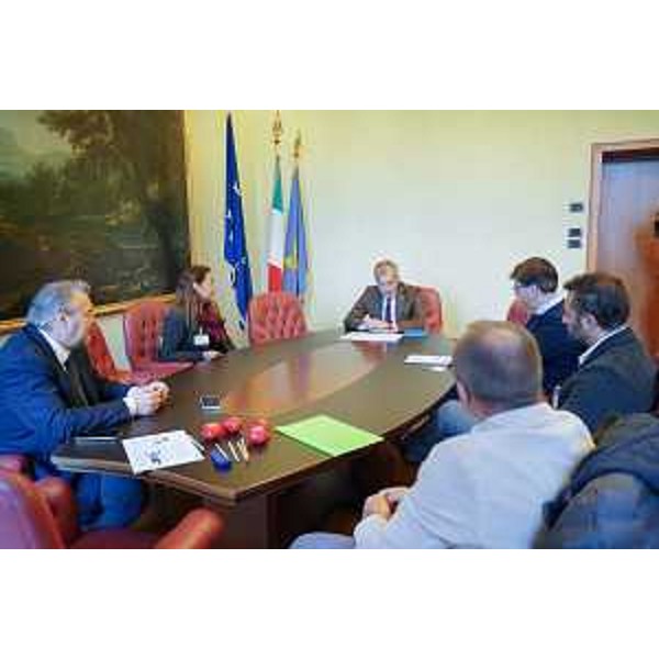 I partecipanti al tavolo insieme al presidente del Consiglio regionale, Piero Mauro Zanin, e al consigliere Diego Bernardis (Lega) - I partecipanti al tavolo insieme al presidente del Consiglio regionale, Piero Mauro Zanin, e al consigliere Diego Bernardis (Lega)