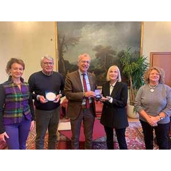 Da sx: la consigliera regionale Mara Piccin (FI), Gianni Furlan, presidente Panorama, il presidente del Consiglio regionale Fvg, Piero Mauro Zanin, la scrittrice Chiara Vergani e la consigliera comunale di Pordenone Giovanna Favret - Da sx: la consigliera regionale Mara Piccin (FI), Gianni Furlan, presidente Panorama, il presidente del Consiglio regionale Fvg, Piero Mauro Zanin, la scrittrice Chiara Vergani e la consigliera comunale di Pordenone Giovanna Favret