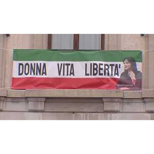 Lo striscione Donna Vita Libertà - Lo striscione Donna Vita Libertà