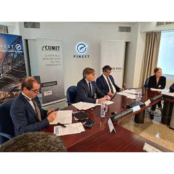 L'assessore Sergio Emidio Bini al convegno sull'internazionalizzazione delle imprese nella sede Finest di Pordenone - L'assessore Sergio Emidio Bini al convegno sull'internazionalizzazione delle imprese nella sede Finest di Pordenone