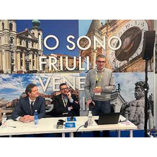 In piedi l'assessore regionale Pierpaolo Roberti - In piedi l'assessore regionale Pierpaolo Roberti