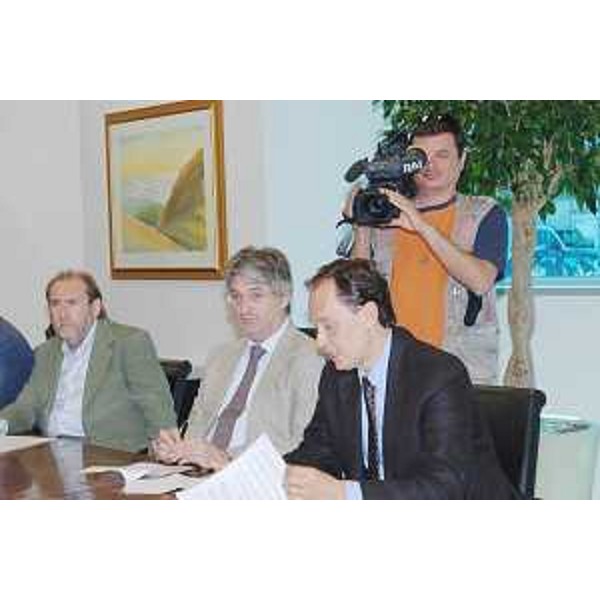Loris Tramontin (Responsabile Azalea Promotion), Renzo Tondo (Presidente Friuli Venezia Giulia) e Luca Ciriani (Vicepresidente FVG e Assessore regionale Attività produttive) alla presentazione del calendario degli spettacoli estivi previsti in regione. (Udine 10/07/08) 