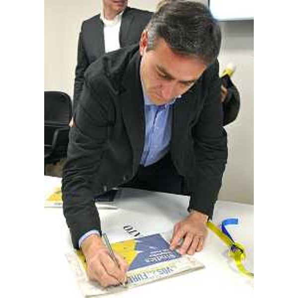 Massimo Moretuzzo, capogruppo del Patto per l'Autonomia, firma una copia del nuovo settimanale - Massimo Moretuzzo, capogruppo del Patto per l'Autonomia, firma una copia del nuovo settimanale