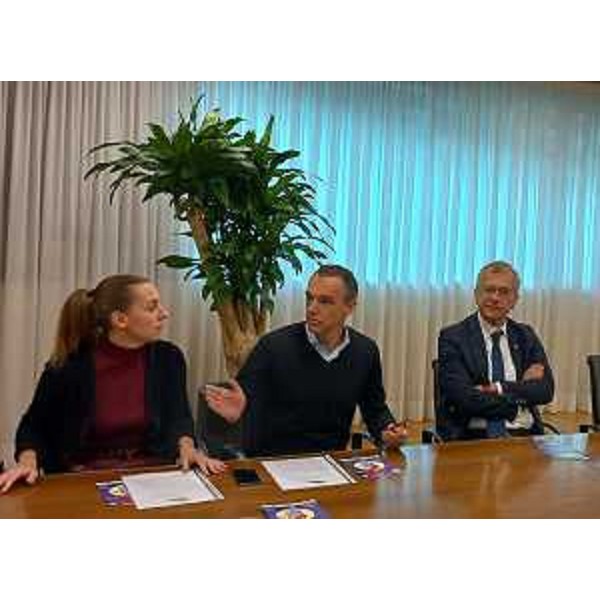 Il presidente del Consiglio regionale, Piero Mauro Zanin (primo da destra) accanto a Giuliano Bonanni e Chiara Donada - Il presidente del Consiglio regionale, Piero Mauro Zanin (primo da destra) accanto a Giuliano Bonanni e Chiara Donada