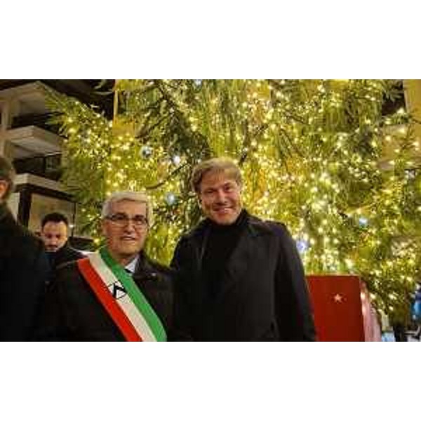 L'assessore regionale alle Attività produttive e turismo Sergio Emidio Bini con il sindaco di Udine Pietro Fontanini all'accensione dell'albero di Natale nel centro storico udinese - L'assessore regionale alle Attività produttive e turismo Sergio Emidio Bini con il sindaco di Udine Pietro Fontanini all'accensione dell'albero di Natale nel centro storico udinese