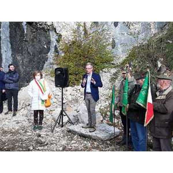 L'assessore regionale alle Risorse agroalimentari, forestali, ittiche e montagna, Stefano Zannier, con la sindaca di Meduno Marina Crovatto all'inaugurazioend ella palestra di roccia della Valmeduna - L'assessore regionale alle Risorse agroalimentari, forestali, ittiche e montagna, Stefano Zannier, con la sindaca di Meduno Marina Crovatto all'inaugurazioend ella palestra di roccia della Valmeduna