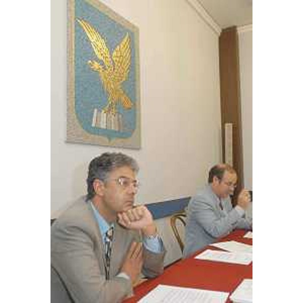 Roberto Antonaz (Assessore regionale Istruzione, Cultura, Sport e Pace) e Gianfranco Moretton (Vicepresidente Friuli Venezia Giulia e Assessore regionale Ambiente, Lavori pubblici e Protezione civile) in conferenza stampa al termine della riunione di Giunta, nella sede della Regione a Trieste. (Trieste 01/08/03)