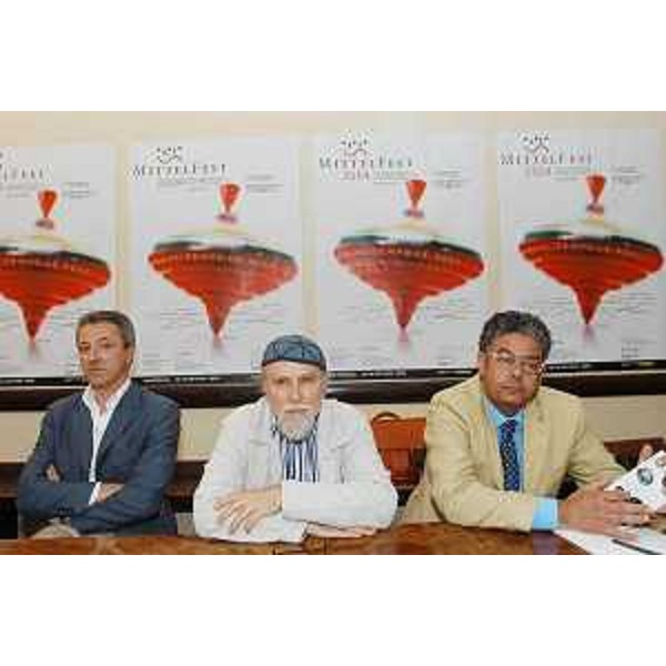 Attilio Vuga (Sindaco Cividale del Friuli), Moni Ovadia (Direttore artistico Mittelfest) e Roberto Antonaz (Assessore regionale Cultura) presentano Mittelfest 2004 a Cividale del Friuli. (Cividale del Friuli 28/06/04)