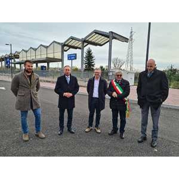 L'assessore Zannier (al centro) a Udine per l'inaugurazione della nuova area di interscambio presso la stazione ferroviaria di San Gottardo - L'assessore Zannier (al centro) a Udine per l'inaugurazione della nuova area di interscambio presso la stazione ferroviaria di San Gottardo