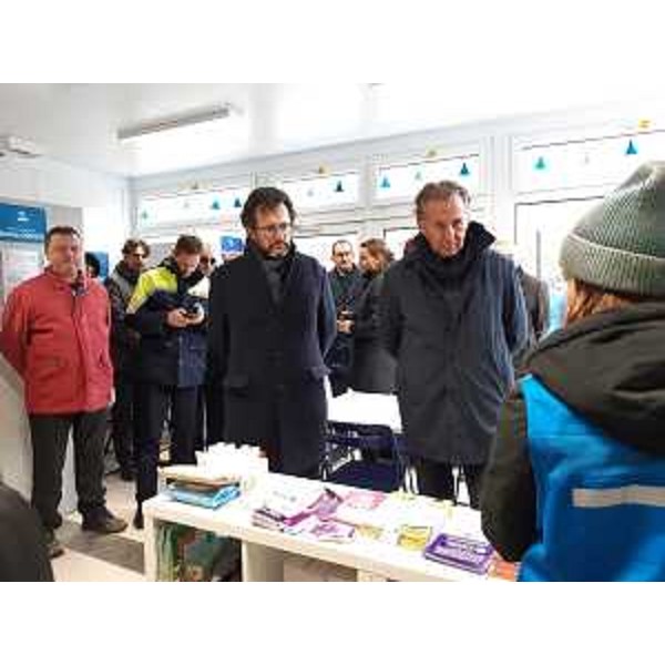 L'assessore regionale Fabio Scoccimarro nel punto di accoglienza di Tarvisio - L'assessore regionale Fabio Scoccimarro nel punto di accoglienza di Tarvisio