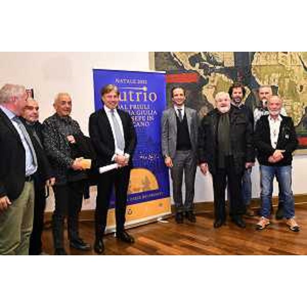 Il governatore del Friuli Venezia Giulia Massimiliano Fedriga e l'assessore alle Attività produttive e turismo Sergio Emidio Bini assieme al sindaco di Sutrio Manlio Mattia, a monsignor Guido genero dell'Arcidiocesi di Udine e ad alcuni degli artisti che hanno realizzato il presepe di Sutrio che da sabato 3 dicembre allEpifania sarà esposto in piazza San Pietro a Roma per le festività natalizie. - Il governatore del Friuli Venezia Giulia Massimiliano Fedriga e l'assessore alle Attività produttive e turismo Sergio Emidio Bini assieme al sindaco di Sutrio Manlio Mattia, a monsignor Guido genero dell'Arcidiocesi di Udine e ad alcuni degli artisti che hanno realizzato il presepe di Sutrio che da sabato 3 dicembre allEpifania sarà esposto in piazza San Pietro a Roma per le festività natalizie.