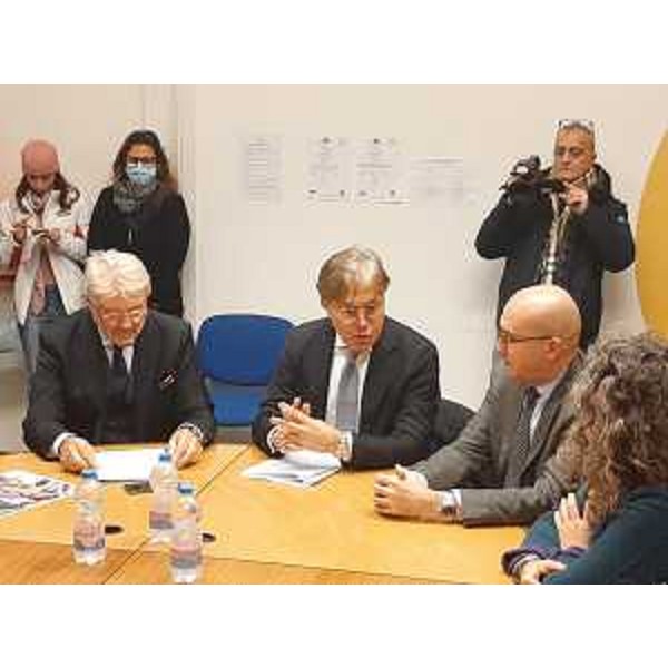 L'assessore regionale alle Attività produttive e al Turismo Sergio Emidio Bini (al centro della foto) nella sede Confcommercio di Trieste - L'assessore regionale alle Attività produttive e al Turismo Sergio Emidio Bini (al centro della foto) nella sede Confcommercio di Trieste