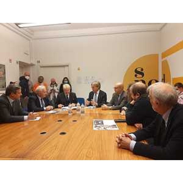 L'assessore regionale alle Attività produttive e al Turismo Sergio Emidio Bini (al centro della foto) nella sede Confcommercio di Trieste - L'assessore regionale alle Attività produttive e al Turismo Sergio Emidio Bini (al centro della foto) nella sede Confcommercio di Trieste