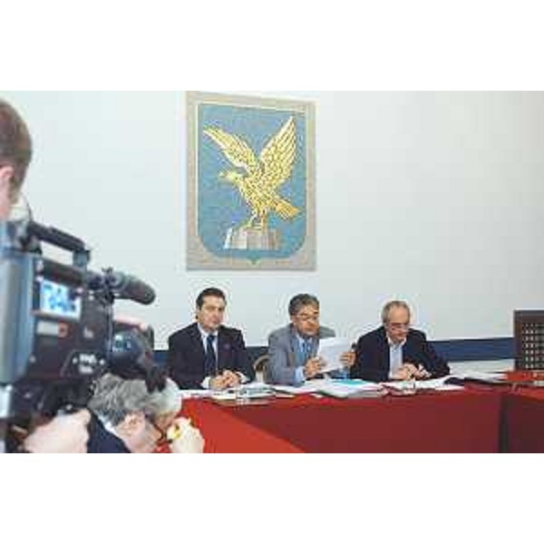 Enzo Marsilio (Assessore regionale Risorse agricole), Roberto Antonaz (Assessore regionale Istruzione, Cultura, Sport e Pace) e Gianni Pecol Cominotto (Assessore regionale Personale) in conferenza stampa al termine della riunione di Giunta, nella sede della Regione a Trieste. (Trieste 14/11/03)