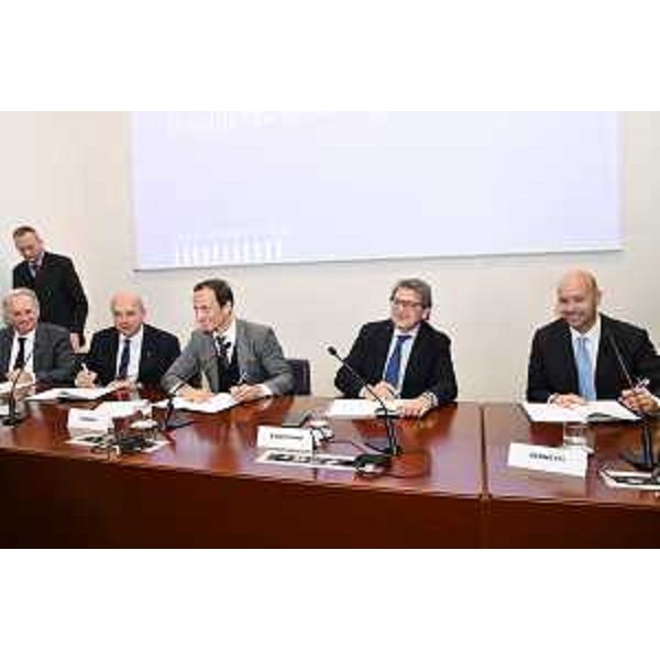 Da sinistra: Andrea Pessina (Segretariato regionale del ministero della Cultura per il Fvg), Roberto Dipiazza (sindaco Trieste), Massimiliano Fedriga (governatore Fvg), Zeno D'Agostino (Autorità di sistema portuale del mare Adriatico orientale), Giulio Bernetti (consorzio Ursus) - Da sinistra: Andrea Pessina (Segretariato regionale del ministero della Cultura per il Fvg), Roberto Dipiazza (sindaco Trieste), Massimiliano Fedriga (governatore Fvg), Zeno D'Agostino (Autorità di sistema portuale del mare Adriatico orientale), Giulio Bernetti (consorzio Ursus)