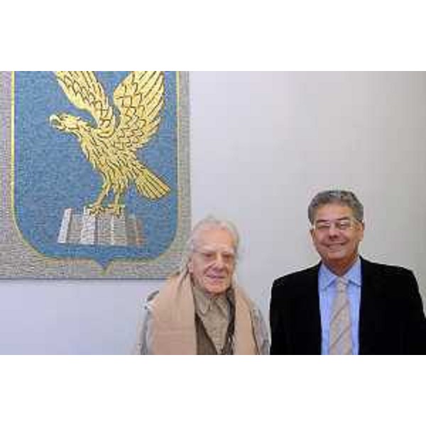 Gianrico Tedeschi (Attore) e Roberto Antonaz (Assessore regionale Cultura) nella sede della Regione a Trieste. (Trieste 08/11/04)