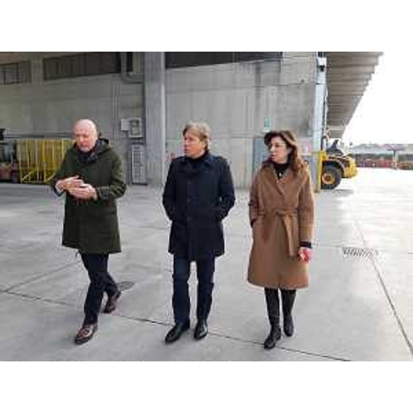 L'assessore regionale alle Attività produttive e turismo Sergio Emidio Bini con Roberto e Michela Nadalutti, titolari della Friul Julia Appalti - L'assessore regionale alle Attività produttive e turismo Sergio Emidio Bini con Roberto e Michela Nadalutti, titolari della Friul Julia Appalti 