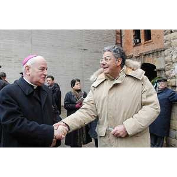 Roberto Antonaz (Assessore regionale Pace) con Mons. Eugenio Ravignani (Vescovo Trieste) alla celebrazione della "Giornata della Memoria" alla Risiera di San Sabba di Trieste. (Trieste 27/01/04)