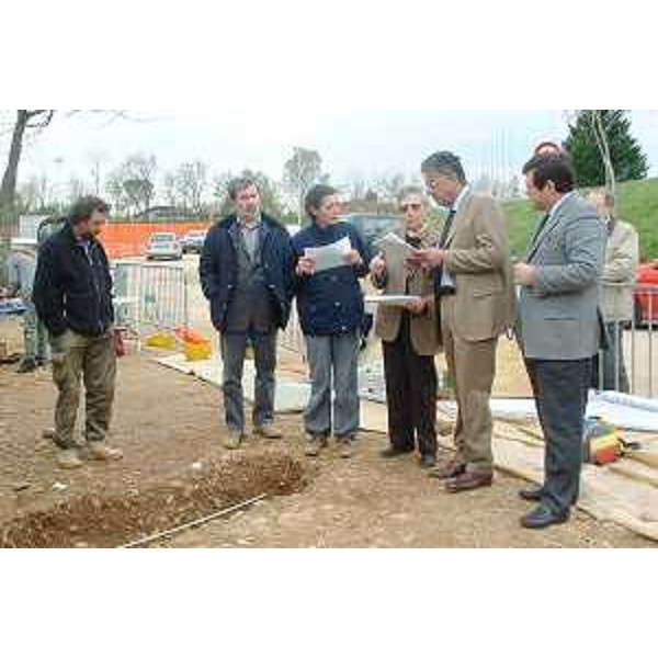 Roberto Antonaz (Assessore regionale Cultura) effettua un sopralluogo agli scavi archeologici di Sedegliano, accompagnato dal Sindaco Corrado Olivo. (Sedegliano 15/04/04) 
