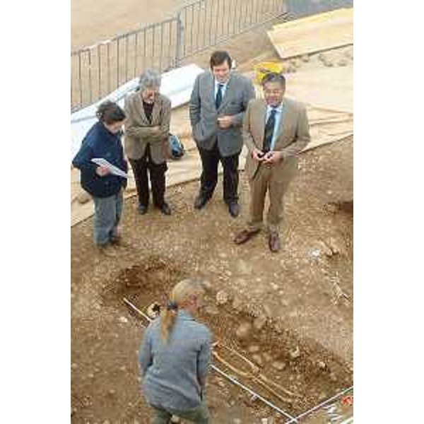 Roberto Antonaz (Assessore regionale Cultura) effettua un sopralluogo agli scavi archeologici di Sedegliano, accompagnato dal Sindaco Corrado Olivo. (Sedegliano 15/04/04) 
