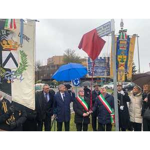 Un momento dell'intitolazione del piazzale a Mario Toros - Un momento dell'intitolazione del piazzale a Mario Toros 