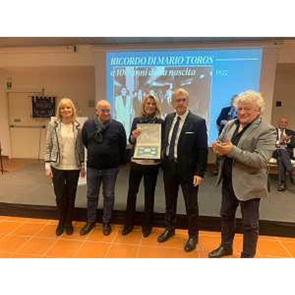 Il presidente dell'Assemblea legislativa del Fvg, Piero Mauro Zanin, insieme ai consiglieri Lorenzo Tosolini e Elia Miani, nel momento della consegna di una targa del Consiglio regionale a Franca e Carla Toros - Il presidente dell'Assemblea legislativa del Fvg, Piero Mauro Zanin, insieme ai consiglieri Lorenzo Tosolini e Elia Miani, nel momento della consegna di una targa del Consiglio regionale a Franca e Carla Toros