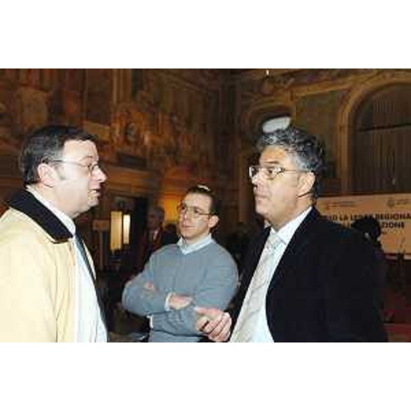 Alessandro Tesini (Presidente Consiglio regionale) e Roberto Antonaz (Assessore regionale Istruzione, Cultura, Sport e Pace) alla presentazione della legge sull'immigrazione nella Sala del Parlamento del Castello di Udine. (Udine 07/02/04)