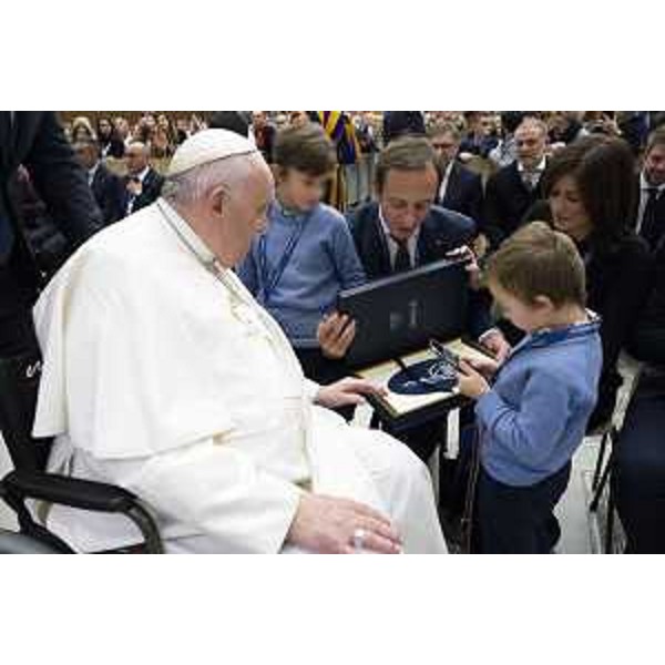 Il governatore del Friuli Venezia Giulia Massimiliano Fedriga durante l'udienza con sua Santità Papa Francesco. Copyright Vatican media - Il governatore del Friuli Venezia Giulia Massimiliano Fedriga durante l'udienza con sua Santità Papa Francesco. Copyright Vatican media